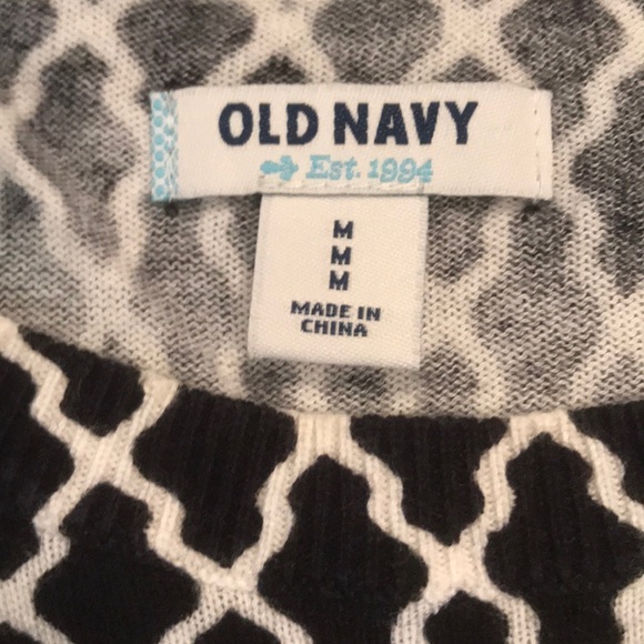 Old Navy  black and white geometric sweater. - Picture 2 of 2